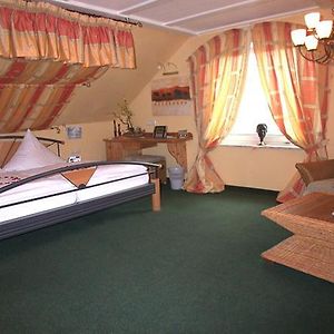 Großes Zimmer mit Kingsize-Bett